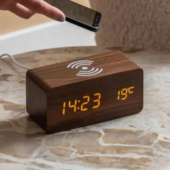 Karlsson BLOCK Réveil en bois avec chargeur téléphone